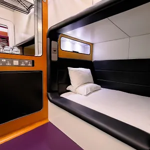 Yotelair ロンドン ガトウィック エアポート カプセルホテル